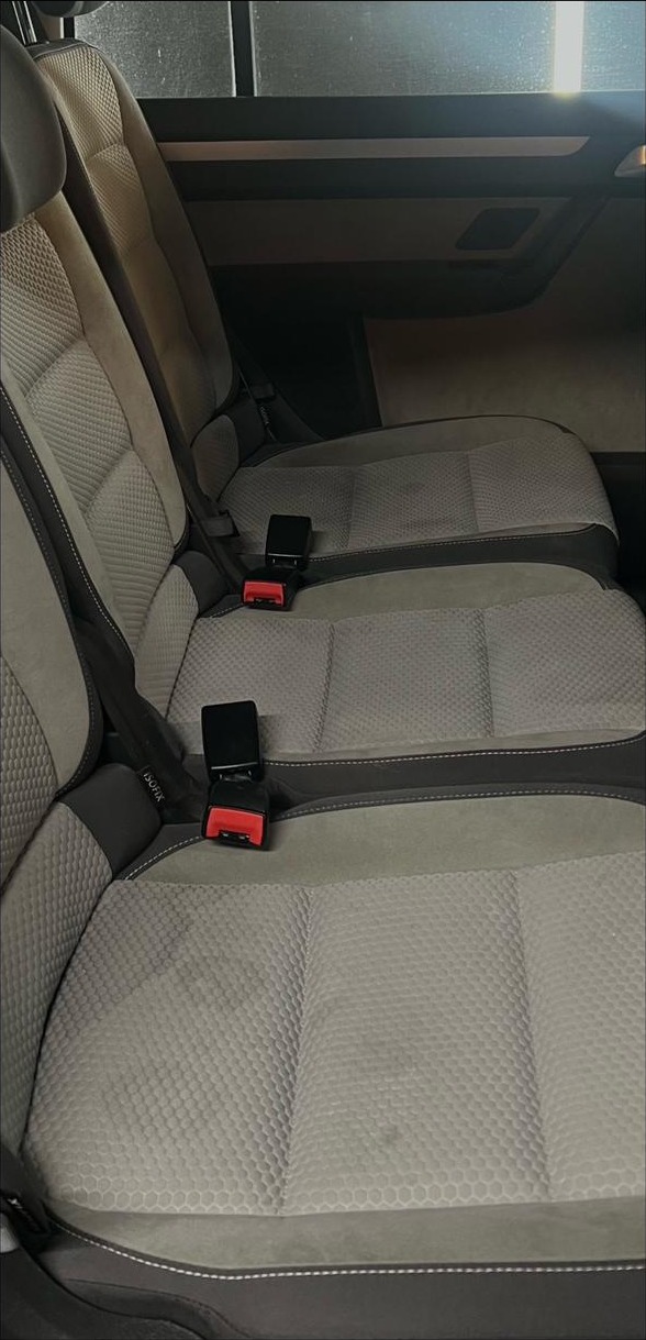 VW Touran Innenraum vor der Aufbereitung
