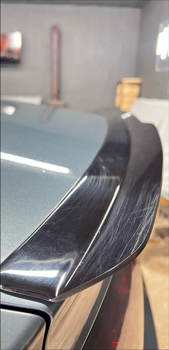 Heckspoiler vor der Lackkorrektur mit sichtbaren Swirls